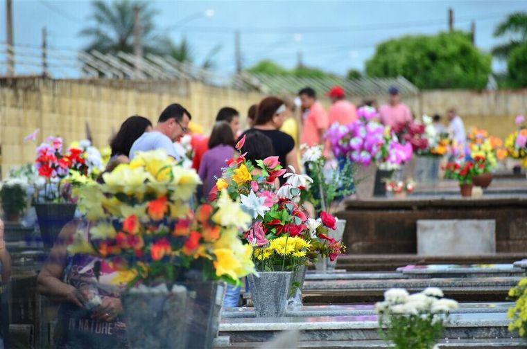 Uma das principais tradições no Dia de Finados no Brasil é levar flores aos túmulos dos entes queridos.