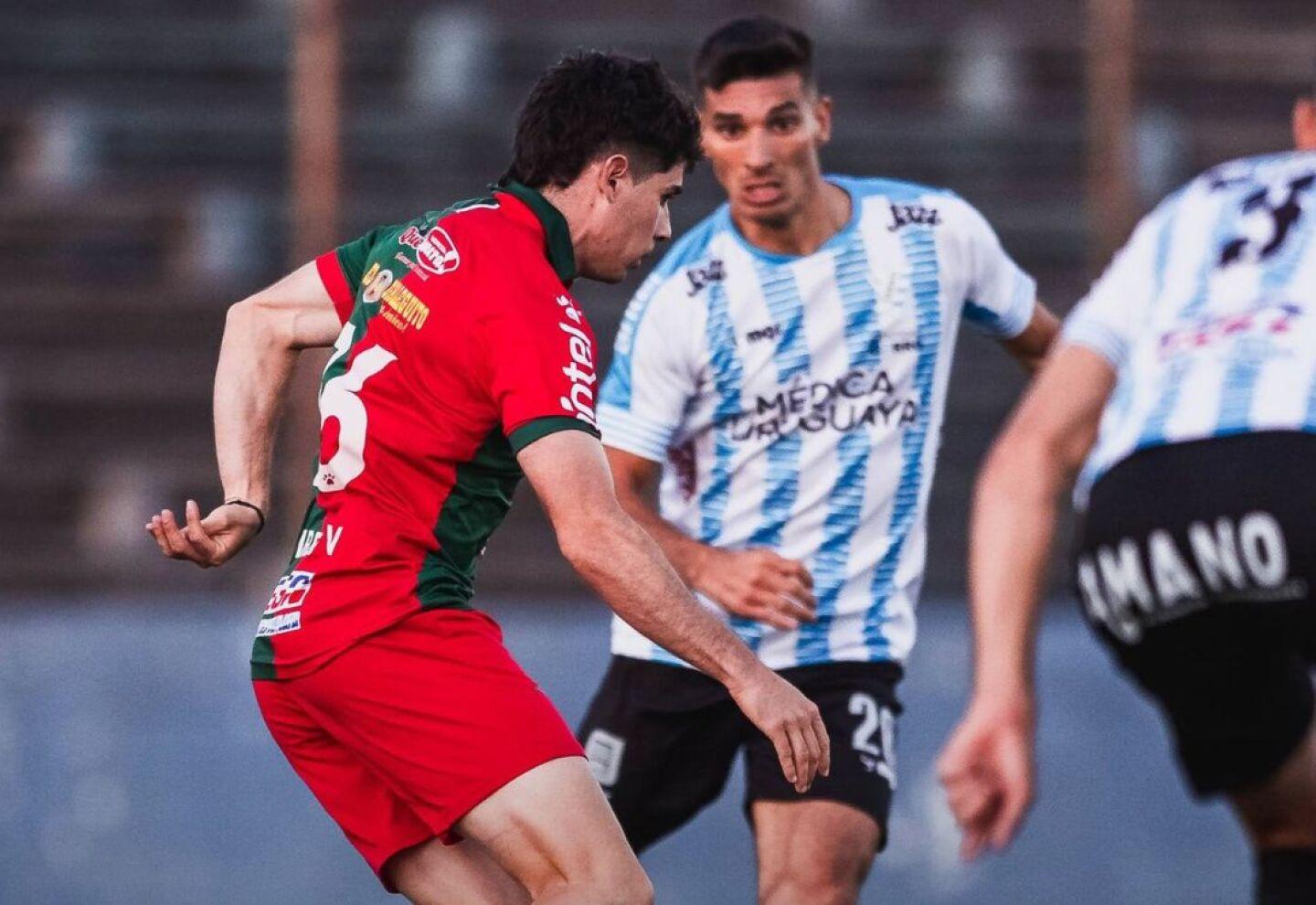 Leandro Suhr frente a Martín Rabuñal no partido entre Cerro e Boston River