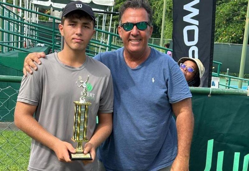 Alex Michelsen em ação durante o torneio de Metz