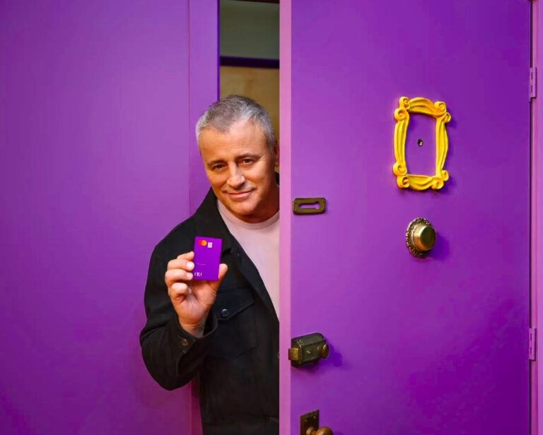 Matt LeBlanc Lança Curta do Nubank em Comemoração aos 30 Anos de Friends