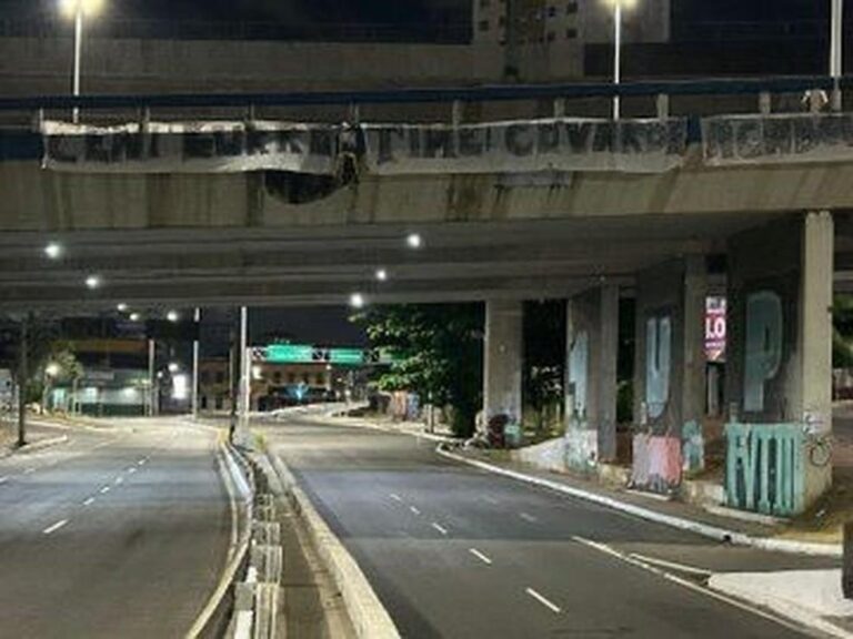 Protestos marcam véspera de Bahia x São Paulo: Torcedores criticam Rogério Ceni