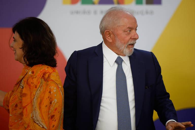 O presidente Lula ao lado da ministra da Saúde, Nísia Trindade, durante evento no Palácio do Planalto.