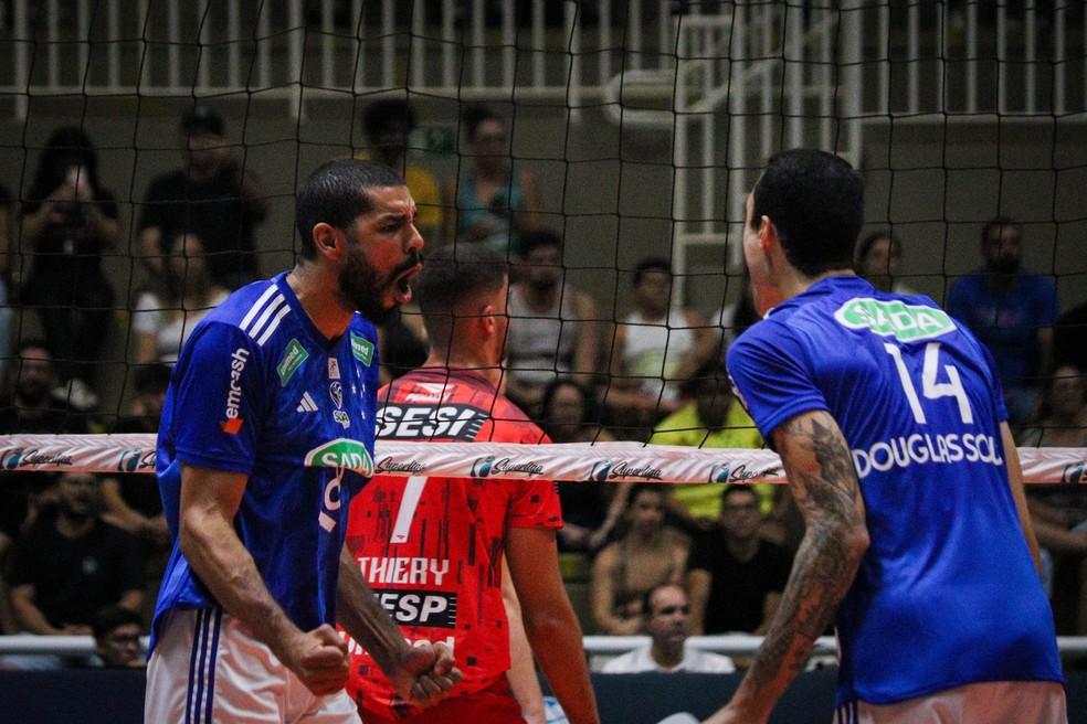 Wallace e Douglas Souza comemoram ponto do Cruzeiro sobre o Sesi-Bauru, pela Superliga Masculina
