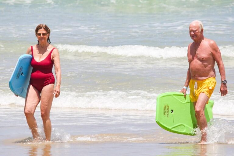 Rei Carlos Gustavo e Rainha Silvia da Suécia desfrutam praia paradisíaca na Bahia