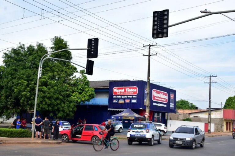 Acidente entre motocicleta e carro em cruzamento sem semáforo em Roraima