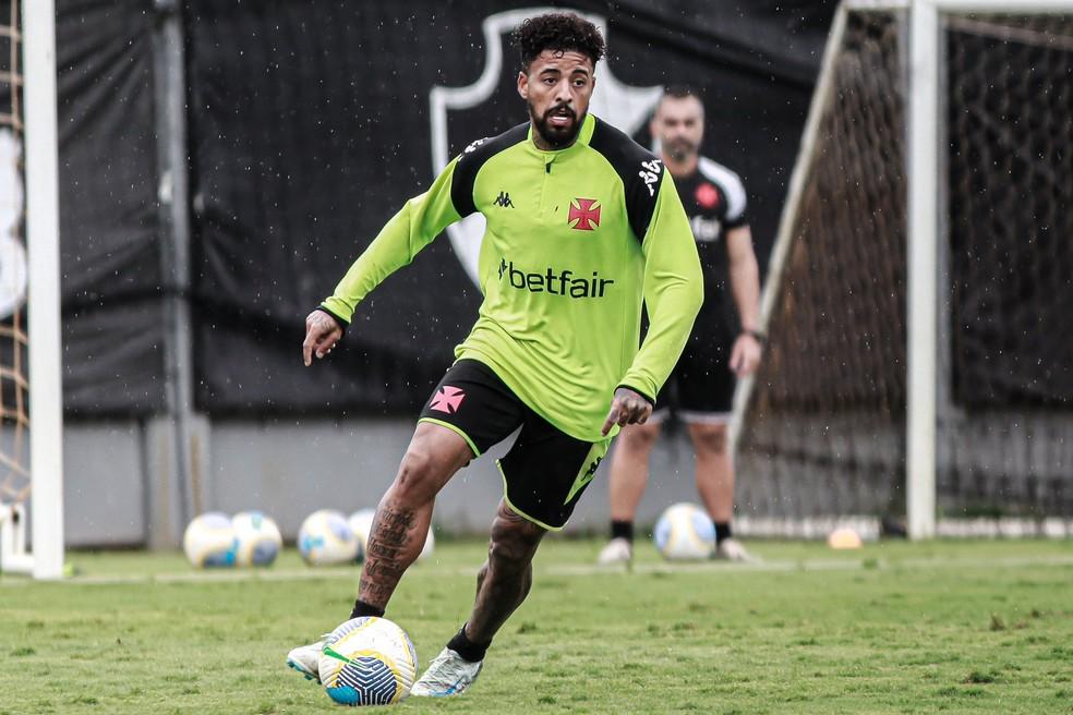 Paulinho volta a ser relacionado pelo Vasco após 10 meses