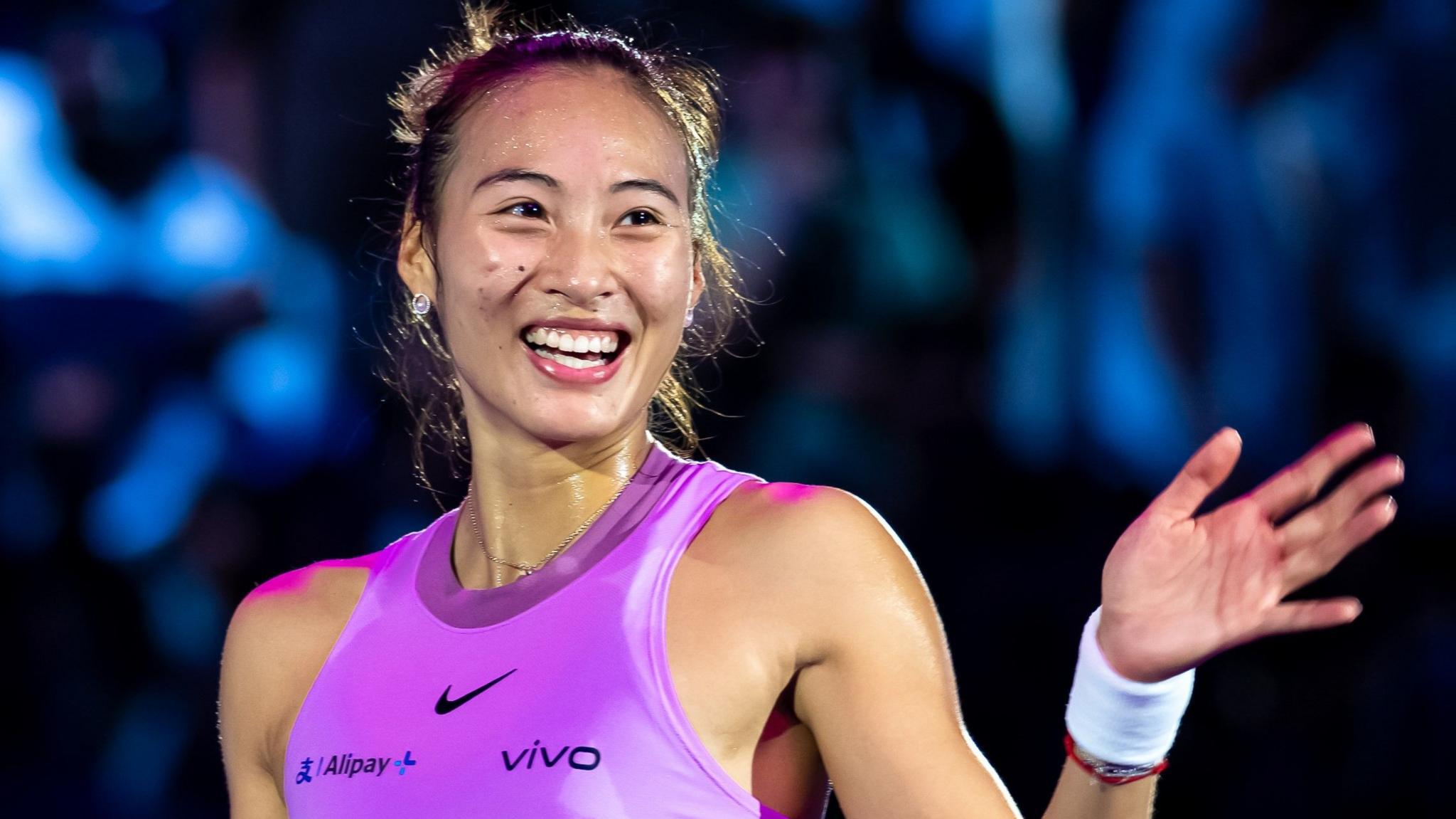 Zheng Qinwen agradece ao público após a vitória no WTA Finals