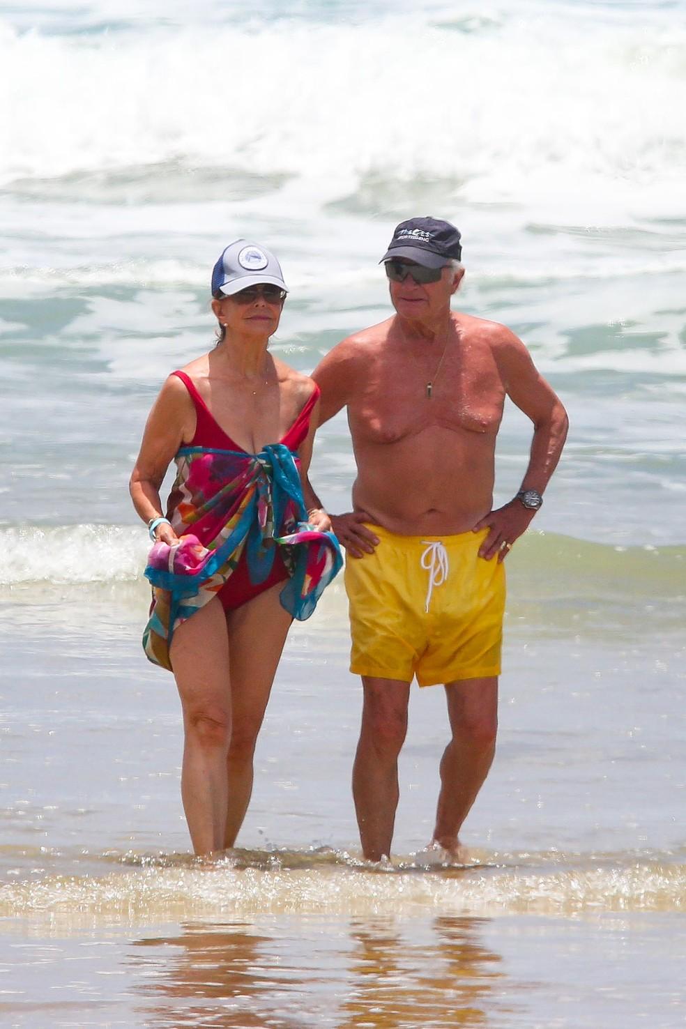 Rei Carlos Gustavo e a Rainha Silvia na praia