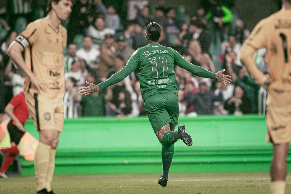 Alef Manga, atacante do Coritiba