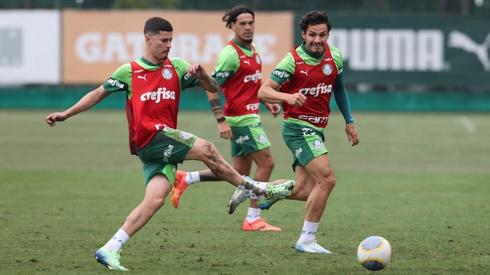 Rômulo, Veiga e Gómez em treino do Palmeiras