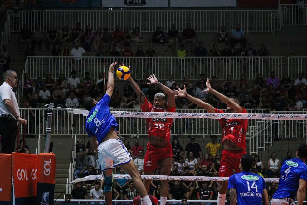 Wallace, do Cruzeiro, encara o bloqueio de Darlan, do Sesi-Bauru, pela Superliga Masculina