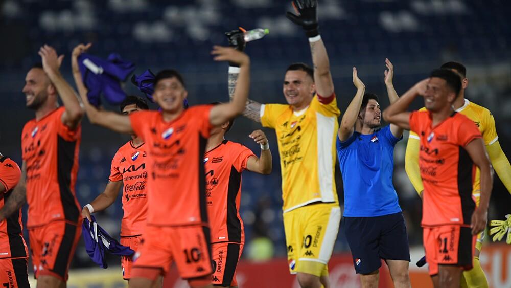 Jogadores do Sol de América e Nacional em campo