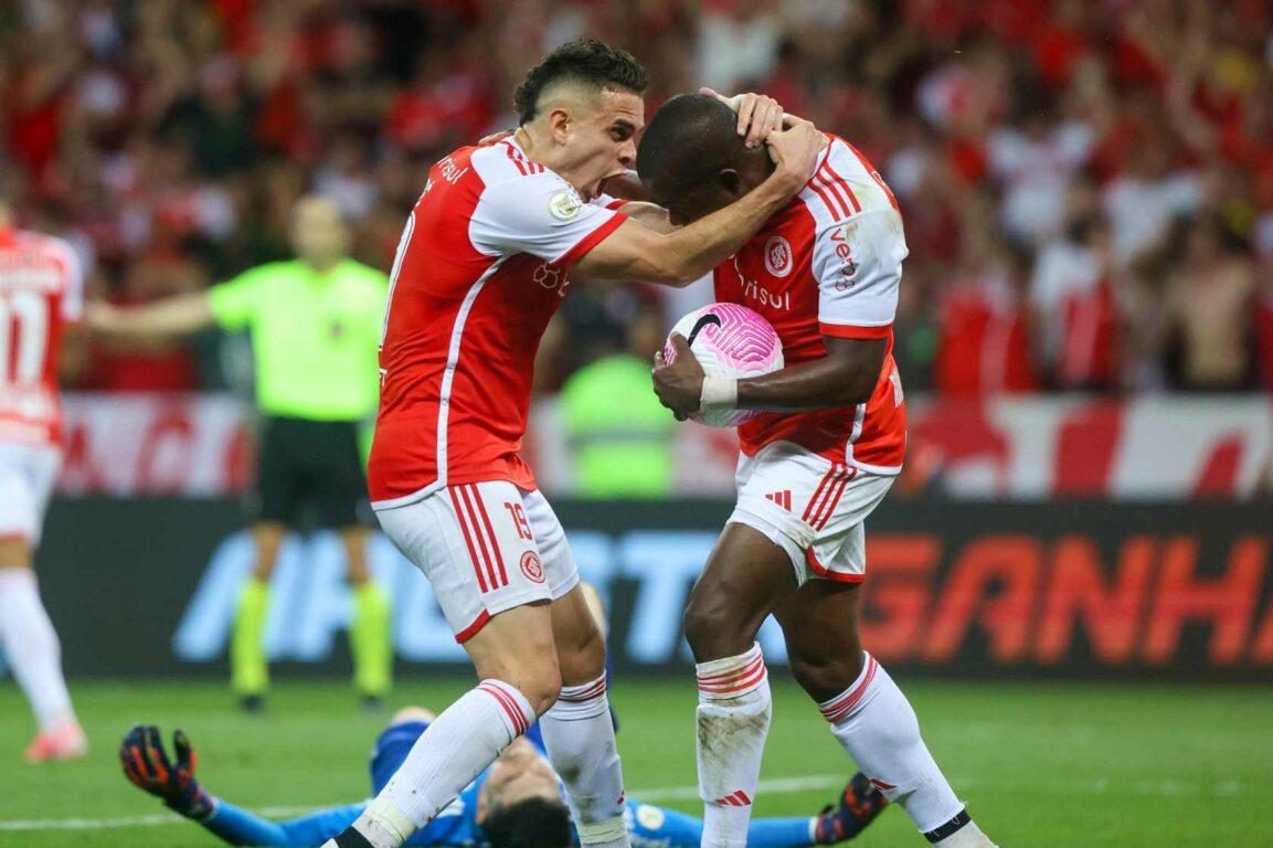 Torcedores do Internacional no Beira-Rio apoiando sua equipe