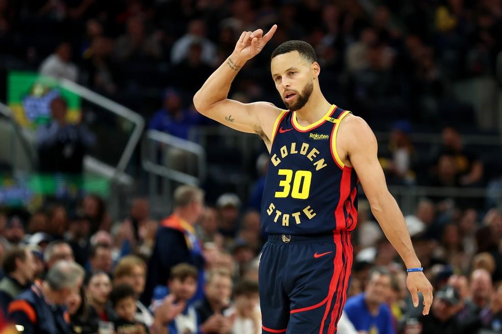 Curry em ação na partida do Warriors contra o Hawks