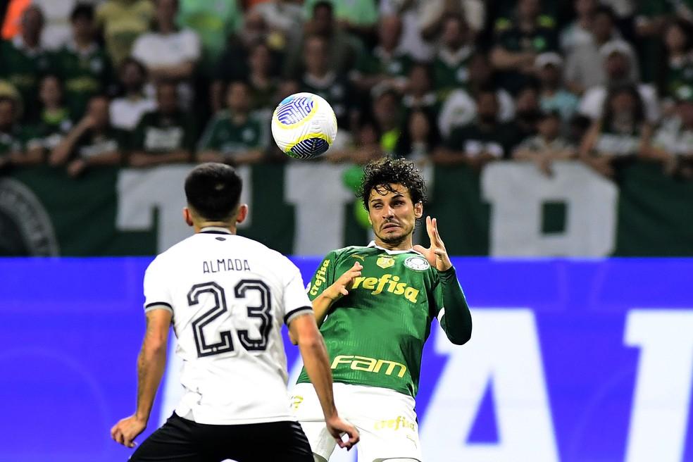 Raphael Veiga e Almada disputam a bola em Palmeiras x Botafogo