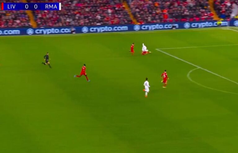 Conor Bradley impressiona com tackle em Kylian Mbappé no confronto entre Liverpool e Real Madrid