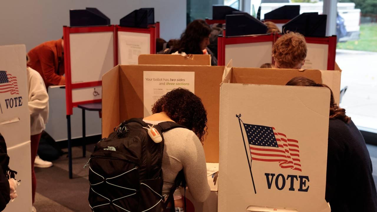 Eleitores votando antecipadamente nos Estados Unidos