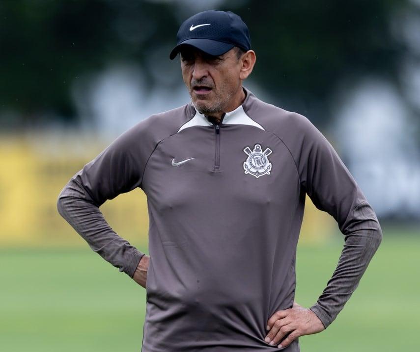 Ramón Díaz à beira do campo durante uma partida do Corinthians.