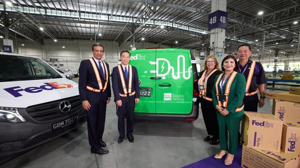 Vans elétricas Mercedes-Benz eVito da FedEx em Cingapura.