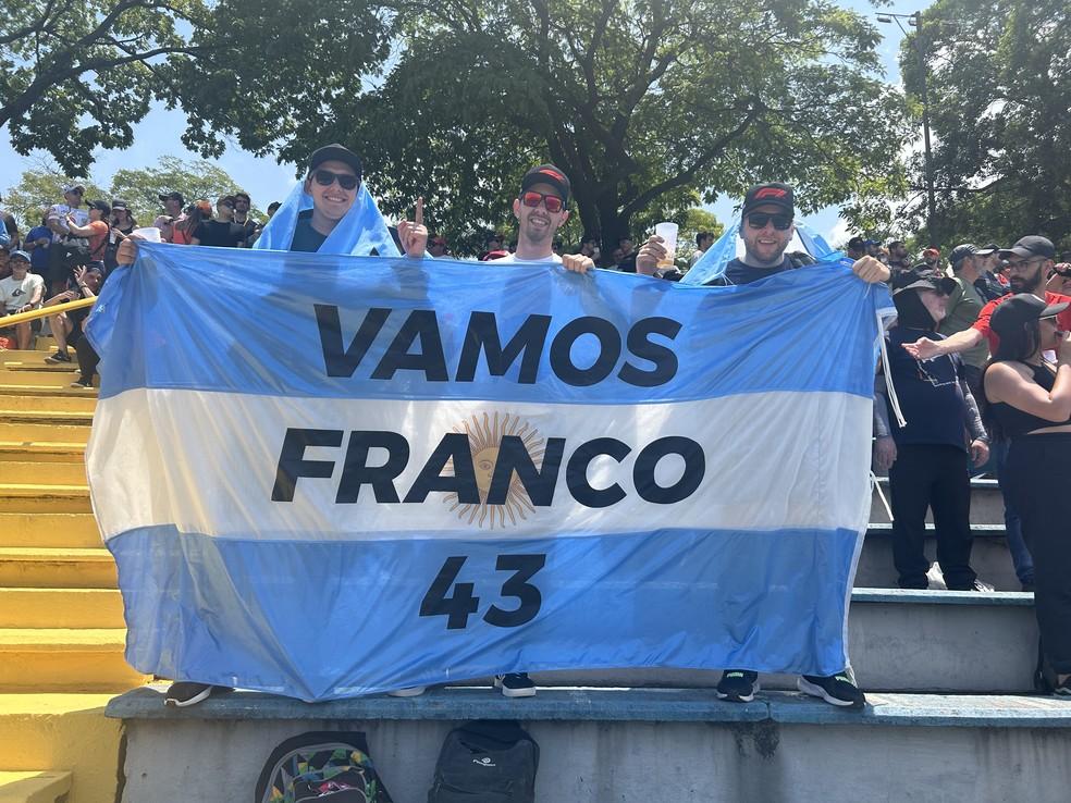 Torcedores argentinos nas arquibancadas do Autódromo de Interlagos para o GP de São Paulo de Fórmula 1