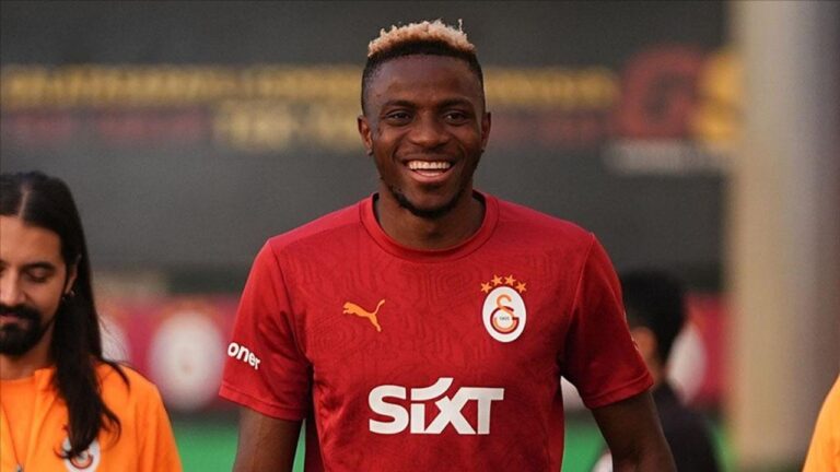 Victor Osimhen participa de treino do Galatasaray e pode jogar contra o Tottenham