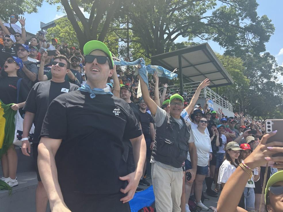 Carlos Ilho e família vibrando com a passagem de Franco Colapinto no Autódromo de Interlagos, no GP de São Paulo de Fórmula 1