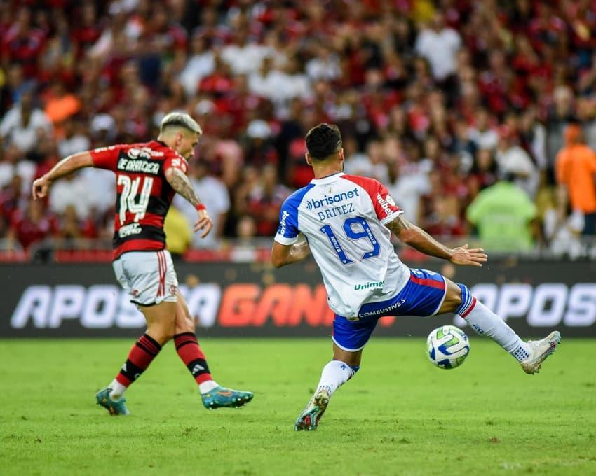 Flamengo e Fortaleza durante jogo no Maracanã