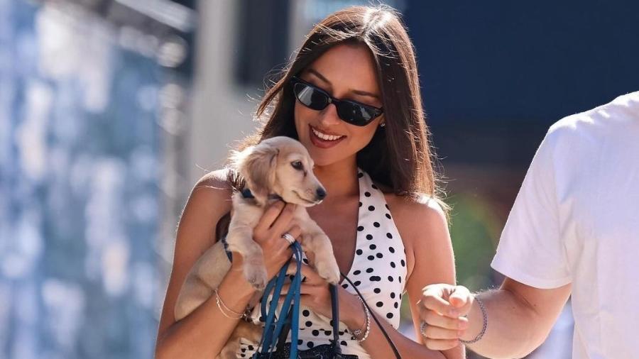 Alexandra Saint namora o piloto de F1 Charles Leclerc