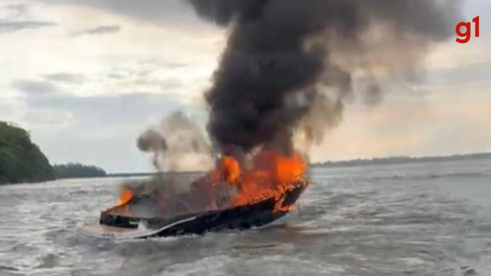 Lancha com crianças e adultos pega fogo em rio de Porto Rico