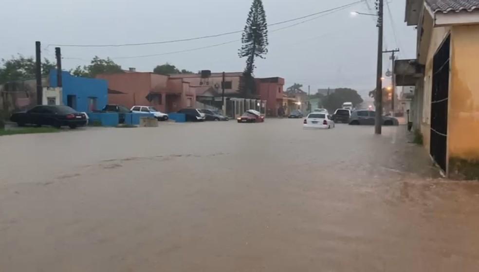 Forte chuva em Jaguarão alaga a cidade no sábado (2)