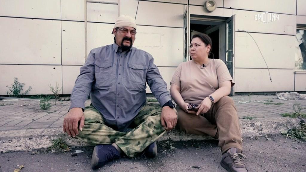Steven Seagal em documentário russo, visivelmente mais pesado.