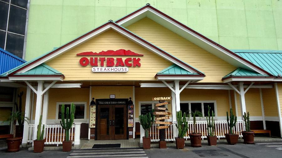 Logo do Outback sobre fundo laranja