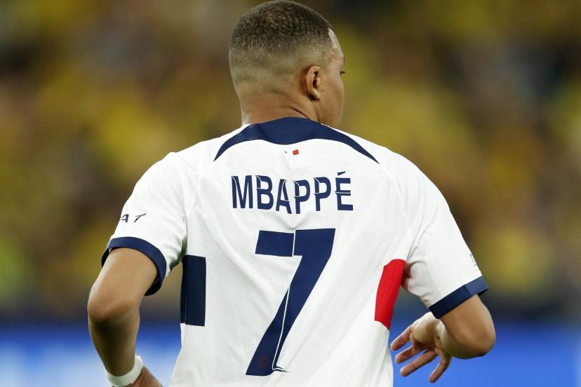 Kylian Mbappé sob o maillot parisien