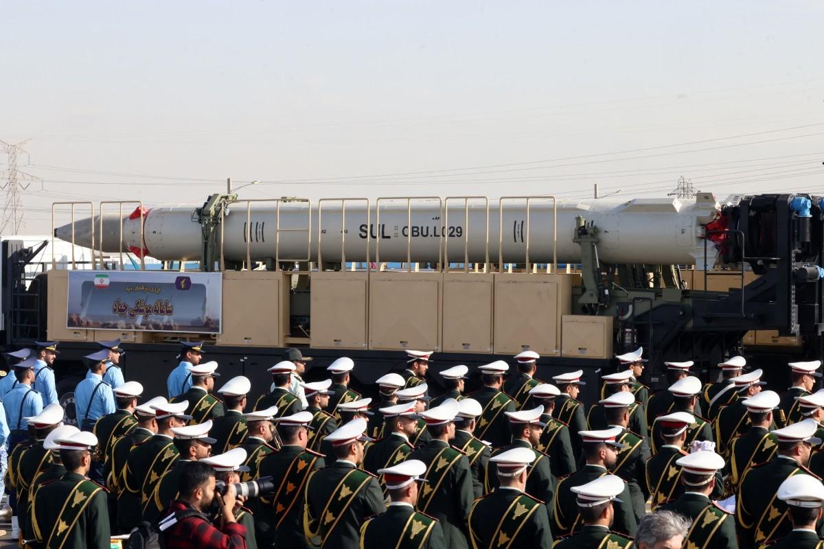 Irã exibe novo míssil Jihad em desfile militar