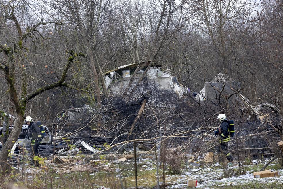 Avião cai em cima de casa perto de aeroporto na Lituânia