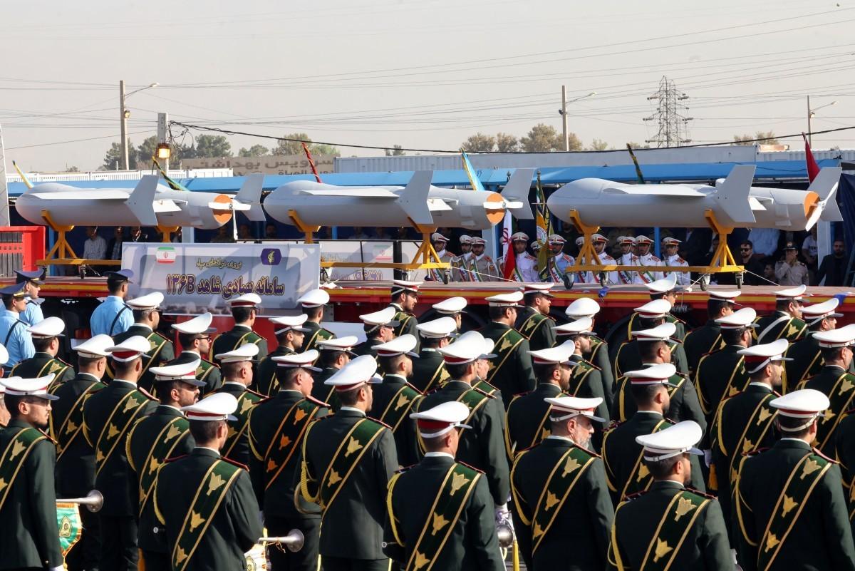 Irã exibe novos drones em desfile militar