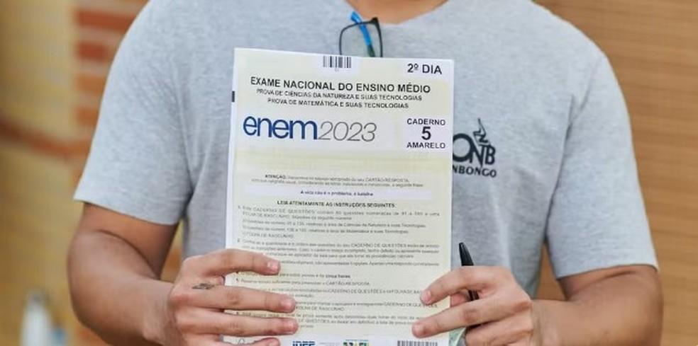 Candidatos mostrando prova do 2º dia do Enem 2023