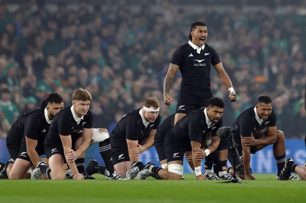 Os All Blacks, seleção de rugby da Nova Zelândia, faz um haka antes de partida contra a Irlanda, em Dublin, em novembro de 2024