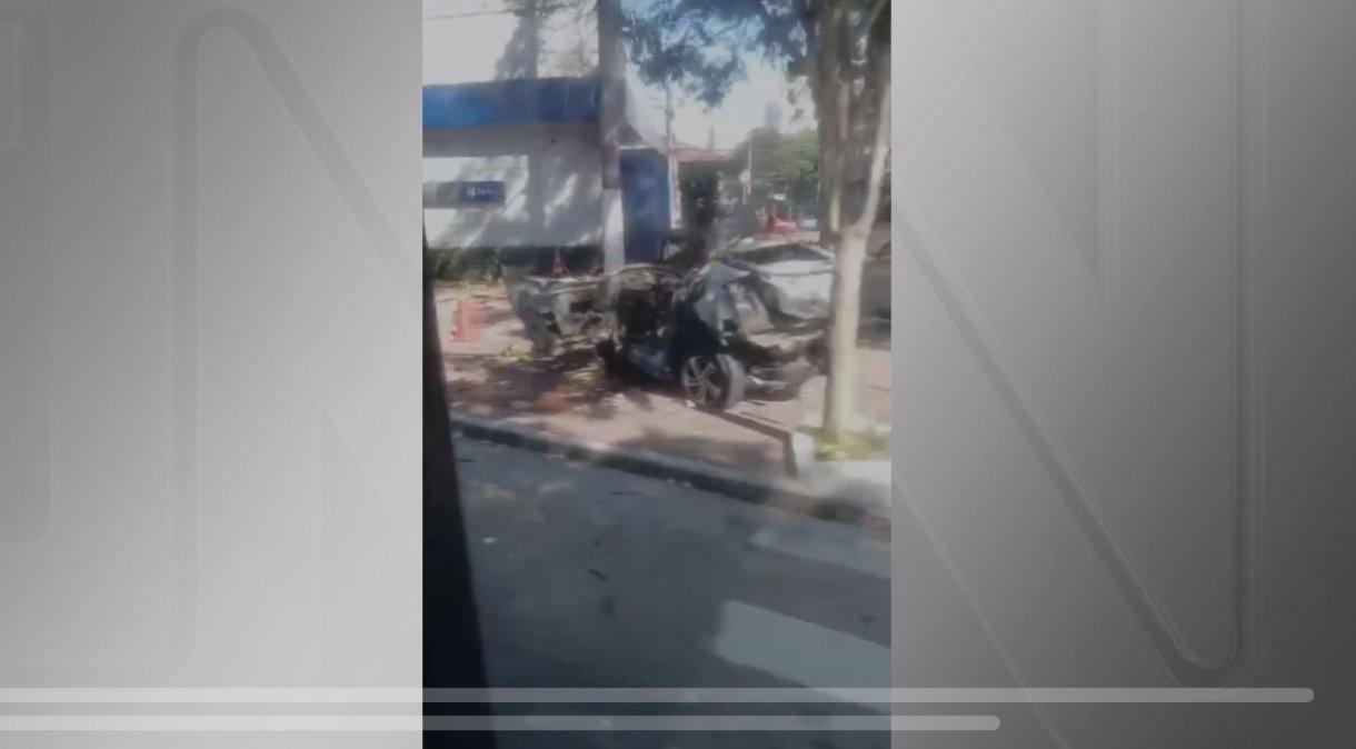 Motorista morreu após carro pegar fogo depois de batida em Santo Amaro, na zona sul de SP.