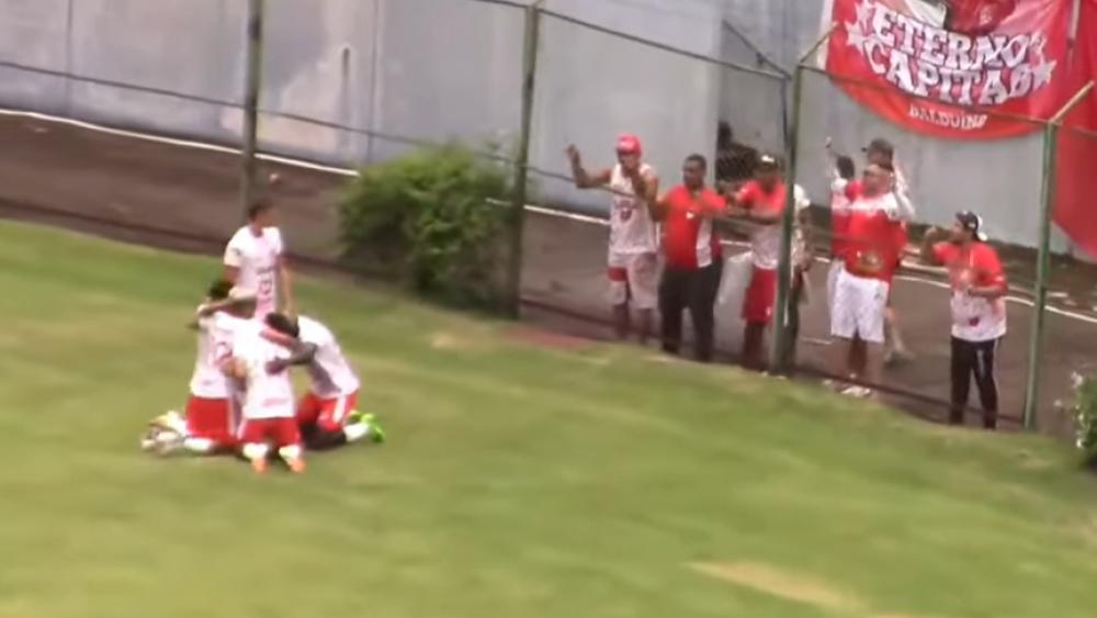 Jogadores do Uberaba comemorando a vitória