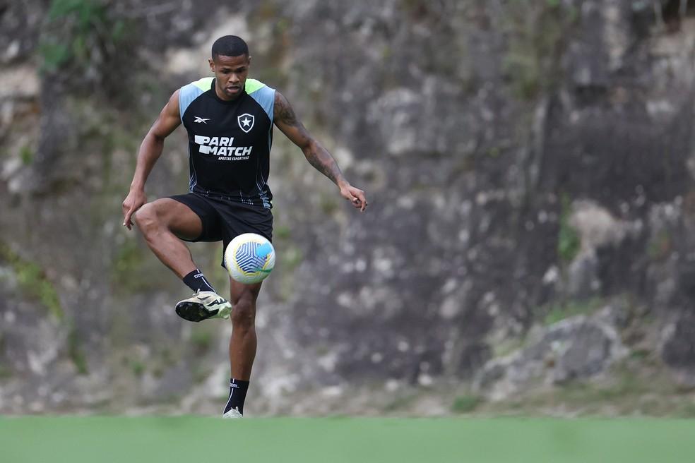 Júnior Santos em treino do Botafogo antes do jogo contra o Grêmio