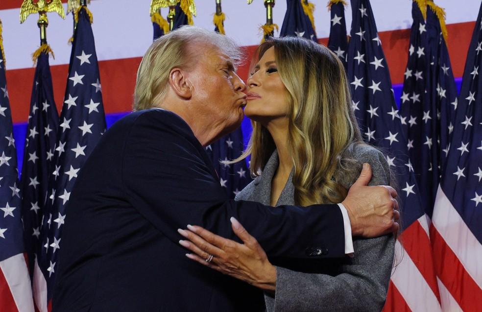 Donald Trump ao lado da esposa Melania em discurso de vitória