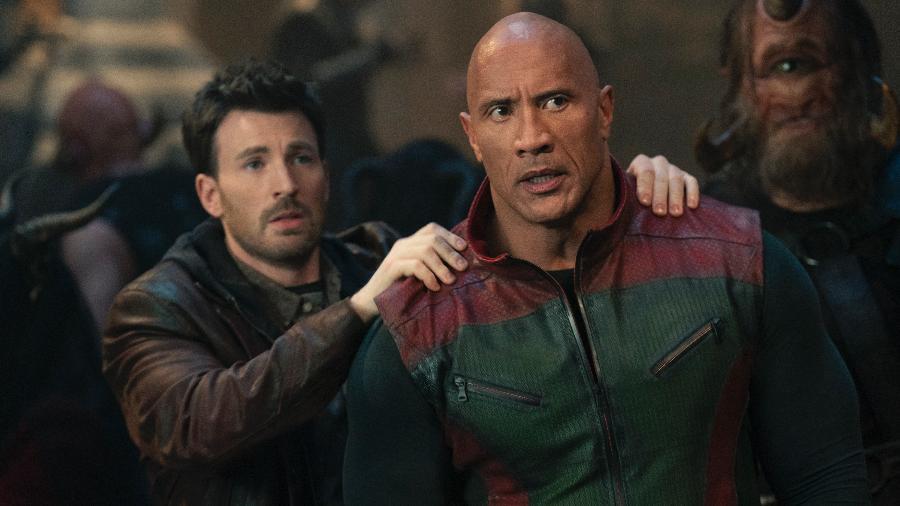 Dwayne Johnson e Chris Evans em cena de Operação Natal