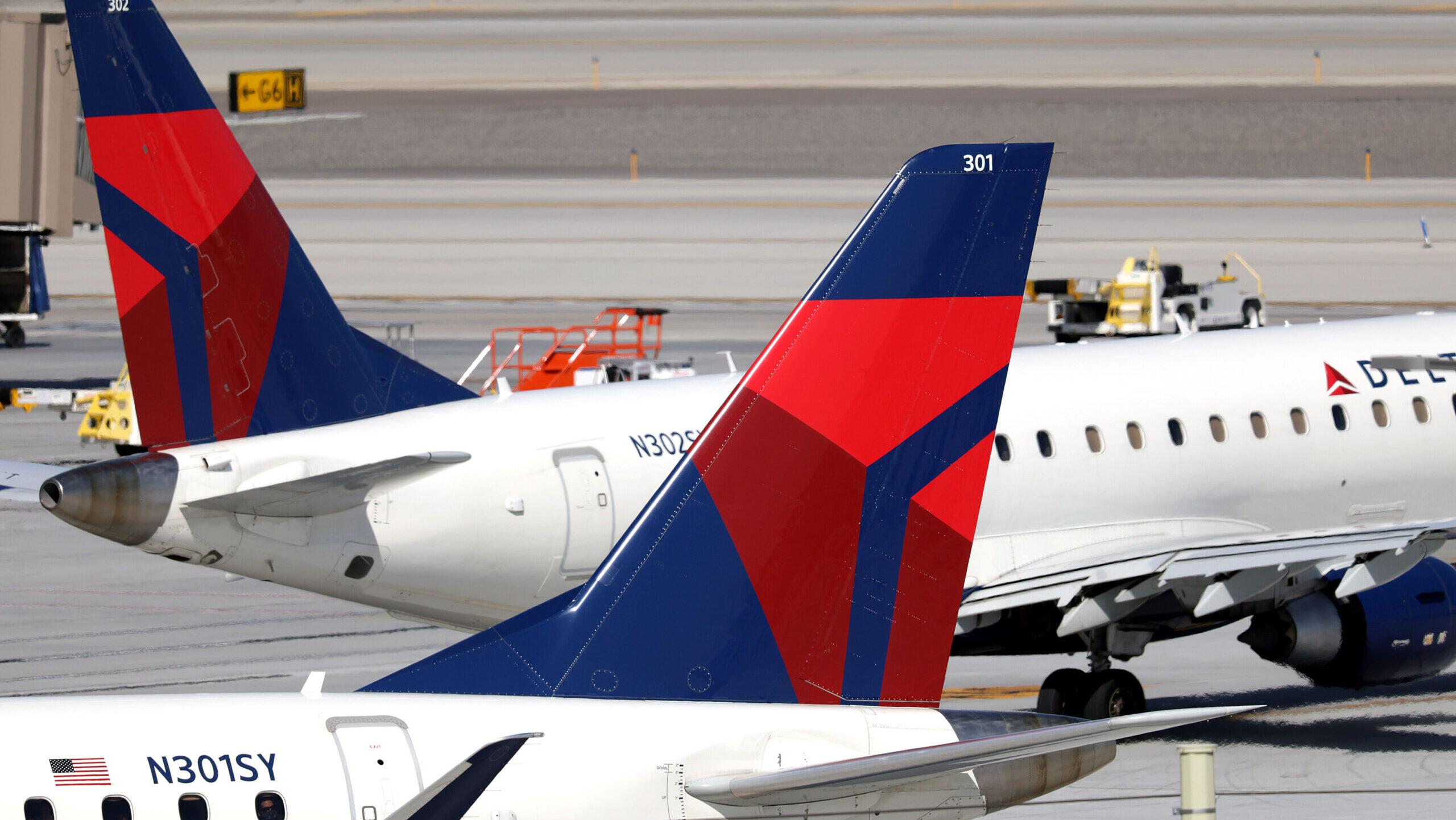 Duas aeronaves da Delta Airlines passando uma pela outra no Aeroporto Internacional de Salt Lake City.