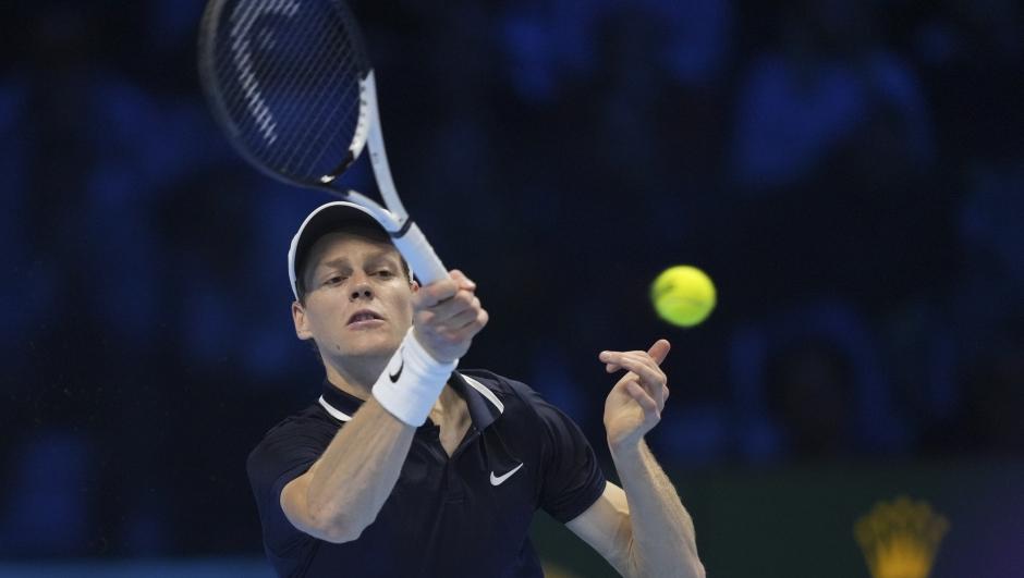 Jannik Sinner durante seu jogo contra Casper Ruud na semifinal das ATP Finals