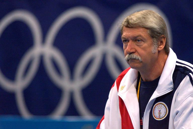 Bela Karolyi assistindo uma apresentação de ginástica