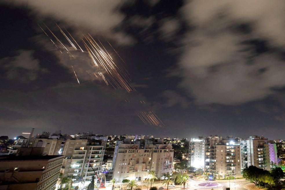 Sistema antimísseis Iron Dome de Israel intercepta foguetes disparados pelo Irã em 1º de outubro de 2024