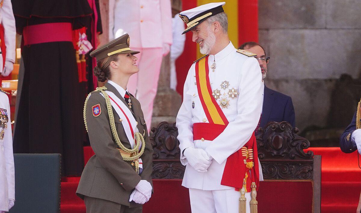 Entrega de reales despachos na Escola Naval com Felipe VI, Letizia e Leonor.