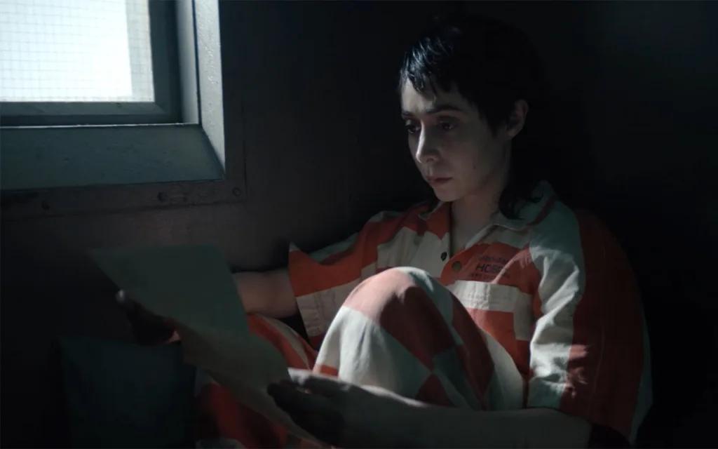 Cristin Milioti como Sofia Gigante lendo uma carta de Selina Kyle em The Penguin.