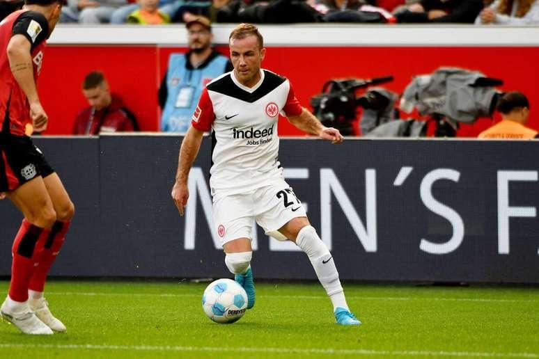 Mario Götze, jogador do Eintracht Frankfurt, em ação durante jogo contra o Bayer Leverkusen